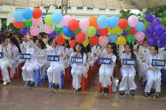 Nữ sinh Trường THPT chuyên Bắc Giang (tỉnh Bắc Giang) háo hức trong Lễ khai giảng. (Ảnh: Nguyễn Hùng)